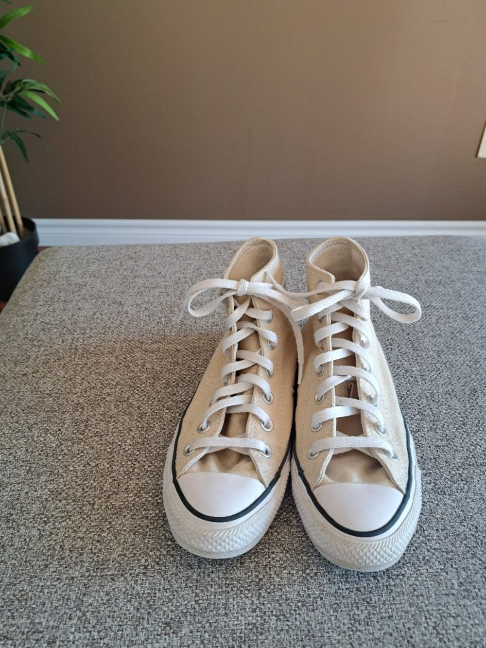 Beige Cream High top Converse - Sz: Women 6.5 / Men 4.5